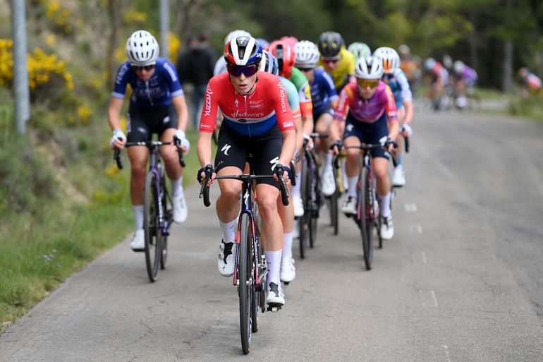 Demi Vollering blaast concurrentie weg op slotklim in vijfde etappe Vuelta en pakt eerste zege van 2024