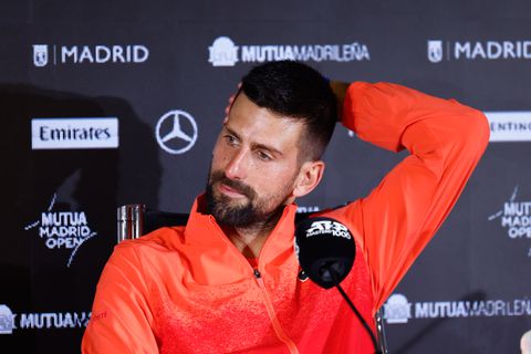 Bekende tenniscoach weet wat Novak Djokovic dwars zit: 'Hij heeft hetzelfde probleem als...'