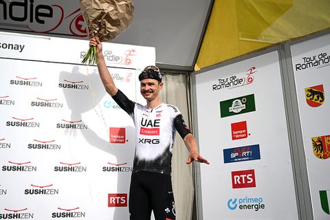 Nederlandse wielrenner Bauke Mollema wordt verrast tijdens Ronde van Romandië