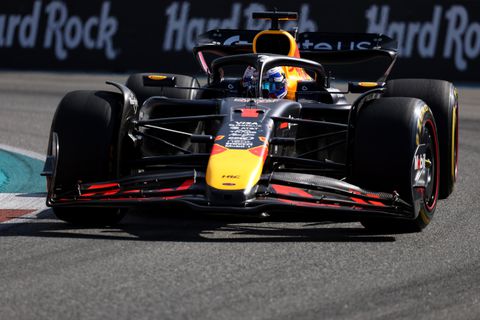 Geboorte van dochter bezorgt Max Verstappen geen vleugels bij sprintkwalificatie GP Miami, jongeling verrast