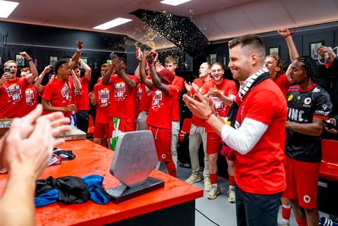 Jongste hoofdtrainer in betaald voetbal promoveert tijdens eerste seizoen: 'In je wildste dromen denk je hier niet aan'