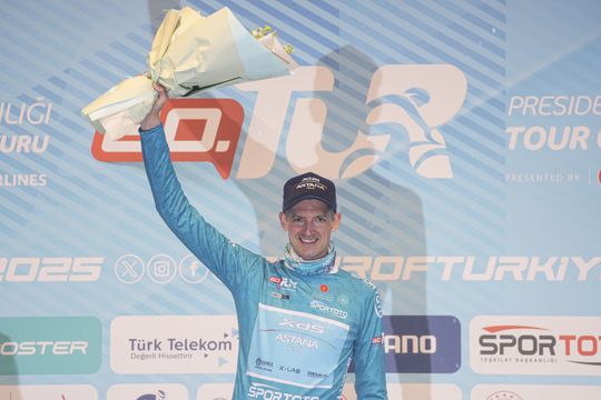 Hond op parcours zorgt voor opschudding bij wielerronde: Wout Poels koerst af op eindzege