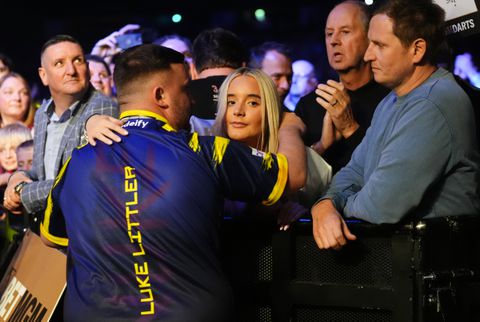 Topdarter Luke Littler verklapt opvallende reden voor nieuwe hobby met zijn vriendin: 'We houden er allebei van'