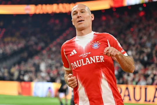 Voetballegende Arjen Robben maakt indruk met terugkeer bij Bayern München: 'Hij lijkt in geweldige vorm'