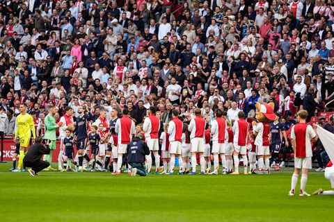 Hels fluitconcert voor landskampioen PSV in duel met Ajax: publiek niet gediend van erehaag