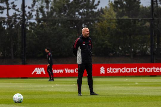 Arne Slot reageert op stevige kritiek bij Liverpool ondanks goede prestaties: 'Dat moeten jullie maar beoordelen'