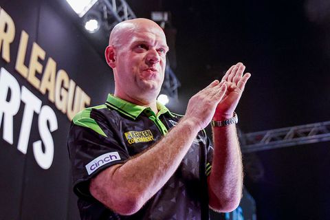 Topdarter Michael van Gerwen smelt bij mooi moment met zoontje Mike aan het dartbord: 'Is dit je eerste keer, maat?'