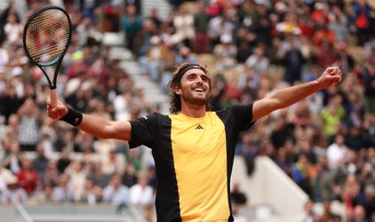 Stefanos Tsitsipas slaat zich naar kwartfinale Roland Garros en is klaar voor dubbelspel met zijn vriendin