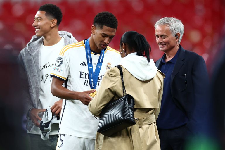 Moeder van Jude Bellingham wilde per se op de foto met José Mourinho: 'Ze vindt hem leuk'