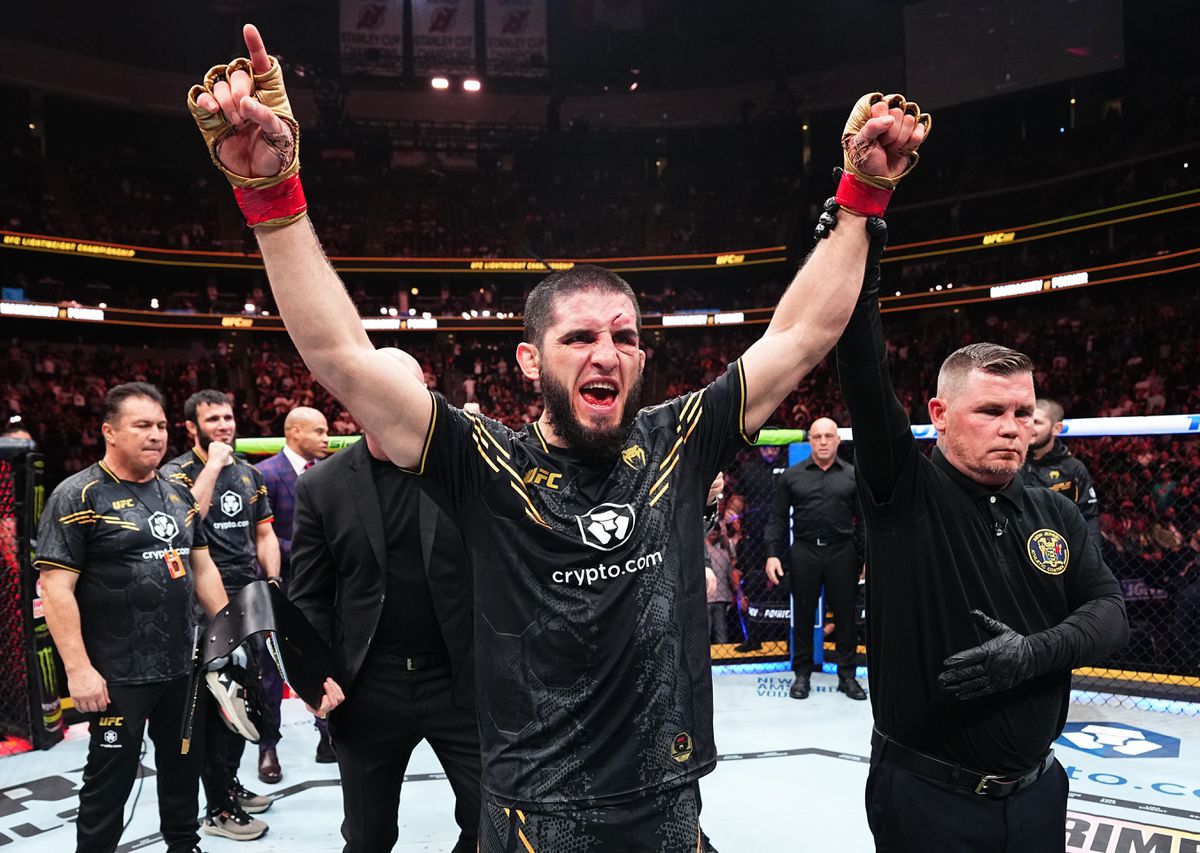 UFC-ster Islam Makhachev breekt neus van Dustin Poirier en blijft de grote kampioen