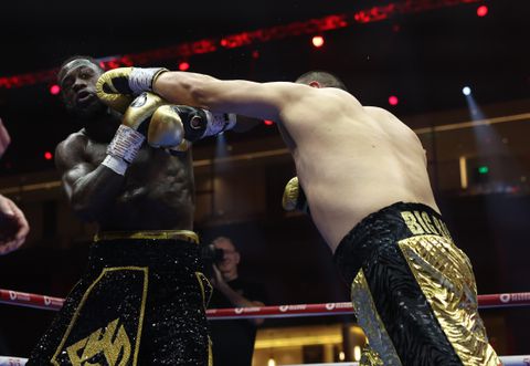 Deontay Wilder keihard tegen de grond geslagen, vreemde knock-out lijkt meteen einde carrière