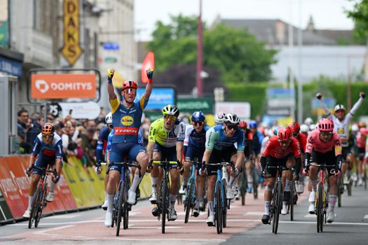 Mads Pedersen zet concurrentie op zijn nummer in eerste etappe Critérium du Dauphiné