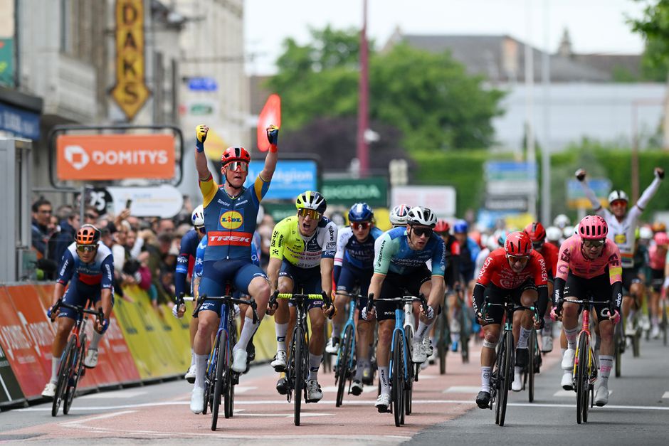 Mads Pedersen zet concurrentie op zijn nummer in eerste etappe Critérium du Dauphiné