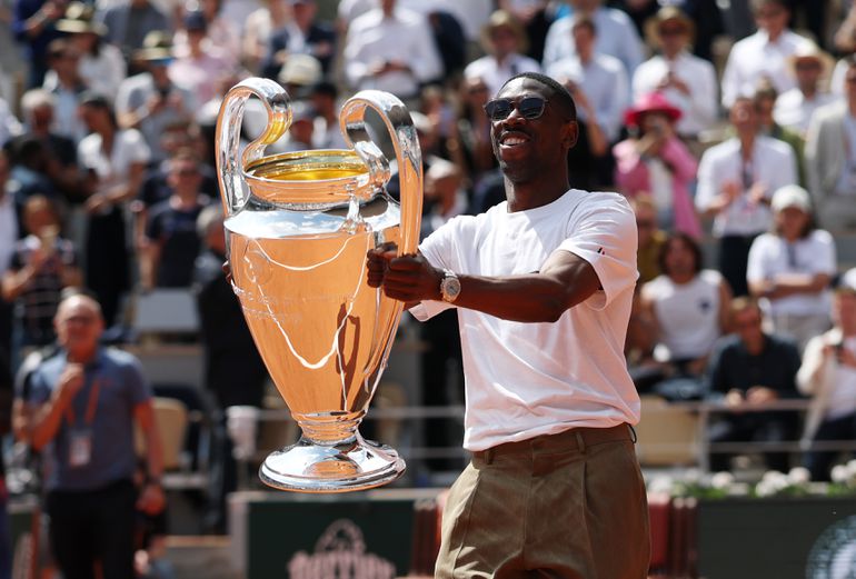 Franse topvoetballer showt CL-beker op Roland Garros, maar laat hem achter op gevaarlijke plek