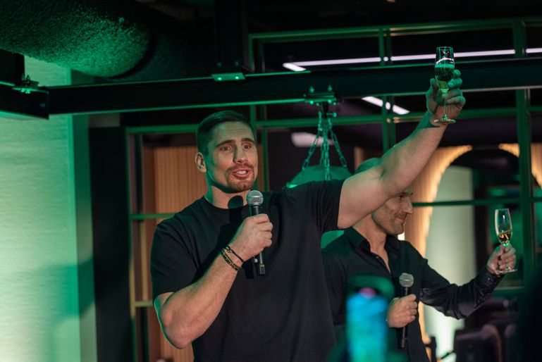 Rico Verhoeven (36) krijgt lachers op zijn hand met herkenbaar probleem: 'Wennen doet het nooit'