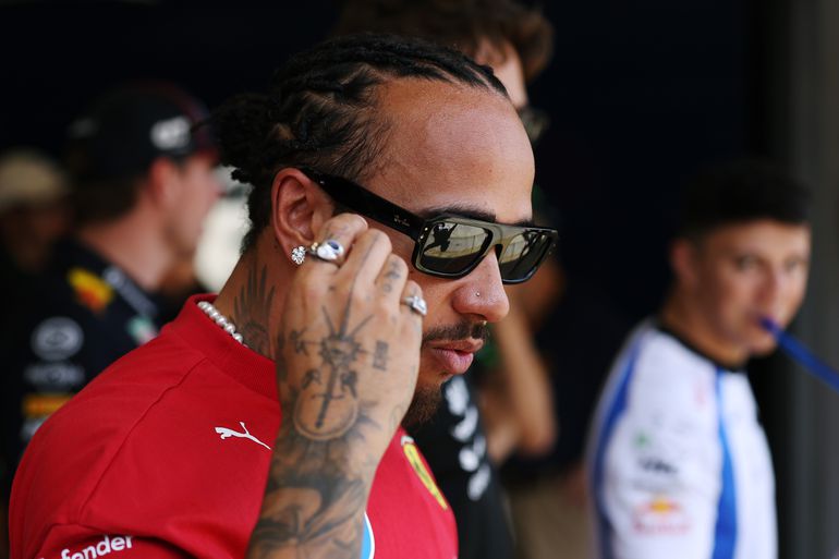 Lewis Hamilton veegt tranen weg na nieuw drama met Ferrari: 'Het heeft geen zin om uitleg te geven'