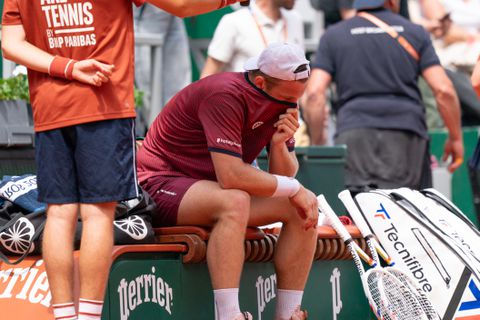 Toptennisser Tallon Griekspoor geeft uitleg waarom hij opgaf in vierde ronde Roland Garros: 'Dat zakte'