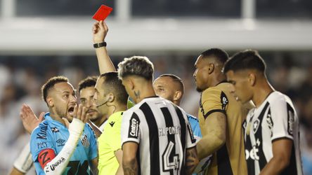 Woeste Neymar beledigt scheidsrechter en reageert vol schuld op rode kaart: 'Ik heb een fout gemaakt'