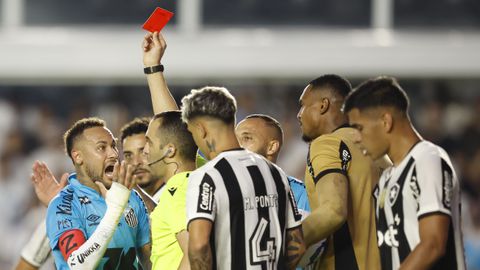 Woeste Neymar beledigt scheidsrechter en reageert vol schuld op rode kaart: 'Ik heb een fout gemaakt'