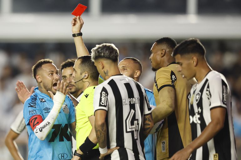 Woeste Neymar beledigt scheidsrechter en reageert vol schuld op rode kaart: 'Ik heb een fout gemaakt'