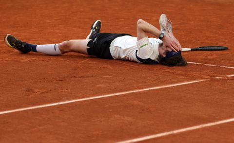 Tennisser uit Kazachstan verrast topfavoriet en barst in tranen uit op Roland Garros