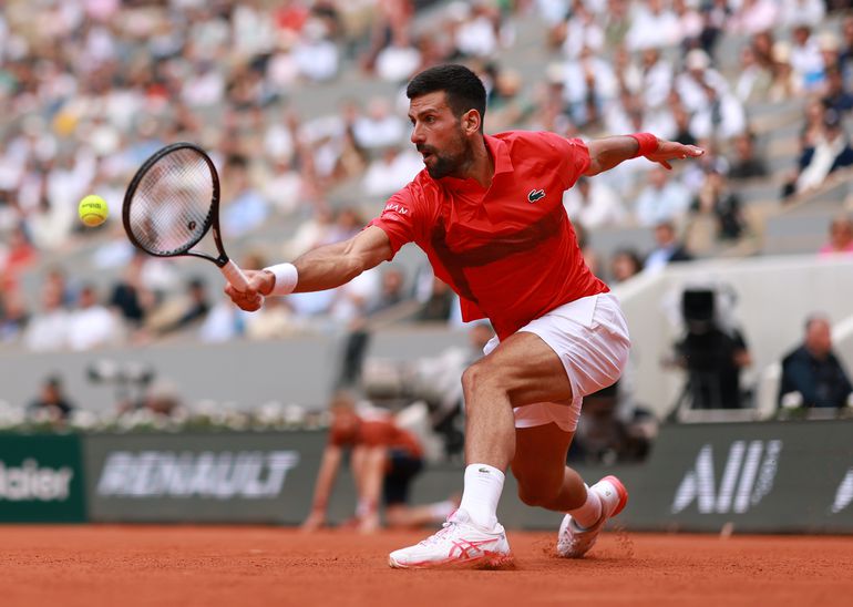 Novak Djokovic laat fans schrikken op Roland Garros: fysio moet tennislegende op de baan behandelen