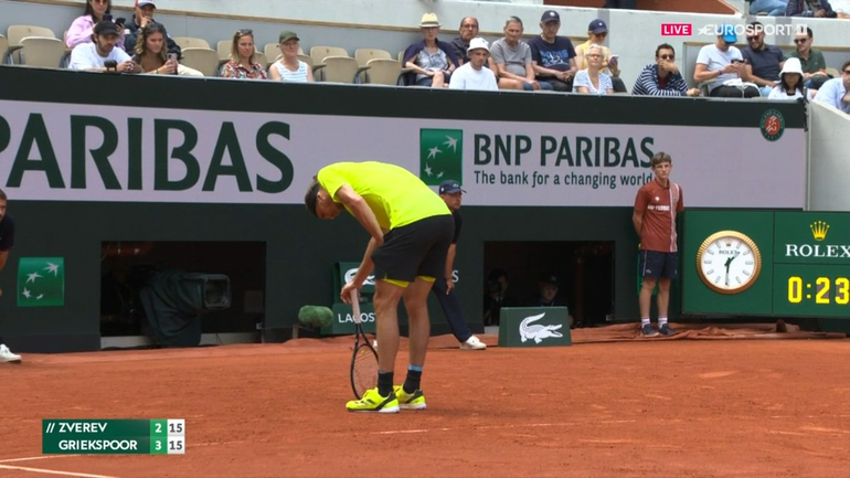 Alexander Zverev onderbreekt plotseling partij tegen Nederlandse toptennisser Tallon Griekspoor op Roland Garros