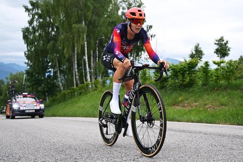 Nederlandse wielrenster slachtoffer van tamelijk bizarre actie in Giro: 'Schade aan imago van de sport'