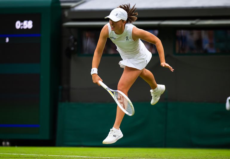 Iga Swiatek begint voortvarend op Wimbledon: simpele zege voor nummer één van de wereld