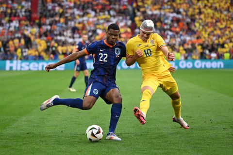 Roemenië maakt kennis met Denzel Dumfries op EK: rechtsback zorgt voor twee slachtoffers