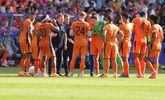 Een gesprek op het veld bij de Nederlandse ploeg / Getty Images