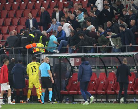 Jaar cel geëist tegen AZ-fan die tijdens 'West Ham-rellen' Engelse fan tegen hoofd schopte