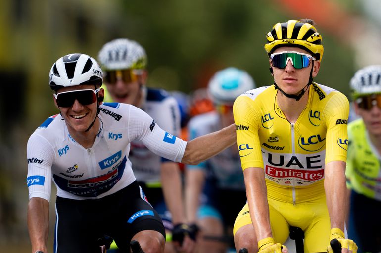 Remco Evenepoel wekt ergernis in de Tour de France met 'dom' handgebaartje: 'Dit is pesten, dat is kwalijk'