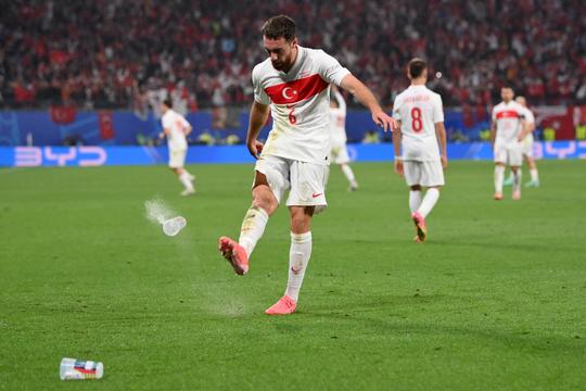 Orkun Kökçü moet pikante kwartfinale tegen Nederland op EK missen