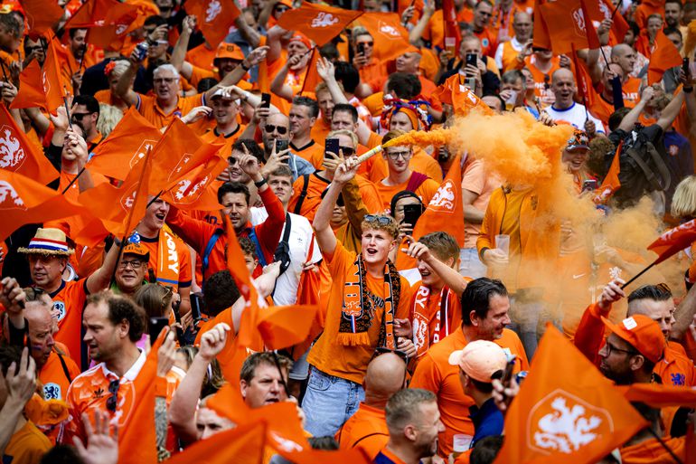 Video | Van links... Nederlandse fans zetten ook München al vroeg op z'n kop met Oranjemars