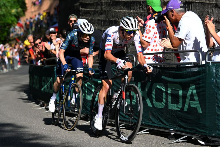 Vierde etappe Tour de France | Renners gaan Frankrijk in en krijgen meteen de Galibier voor de kiezen