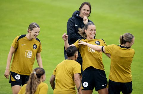 Hoongelach om EK vrouwenvoetbal: 'Dat is toch belachelijk veel geld voor amateurniveau?'