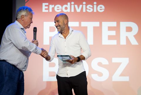 Ontroerde Peter Bosz 'verrast' door bijzondere tweede prijs op rij: 'Een eer omdat collega's het zeggen'