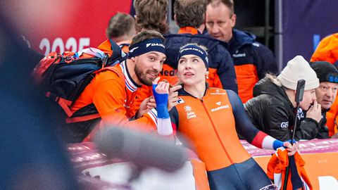 Topschaatsster Joy Beune flirt publiekelijk met haar vriend Kjeld Nuis: 'Vanavond zonder broek?'
