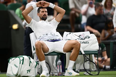 Novak Djokovic overleeft bloedhete avond op Wimbledon: 'Ik voelde me vreselijk, maar opgeven doe ik nooit'