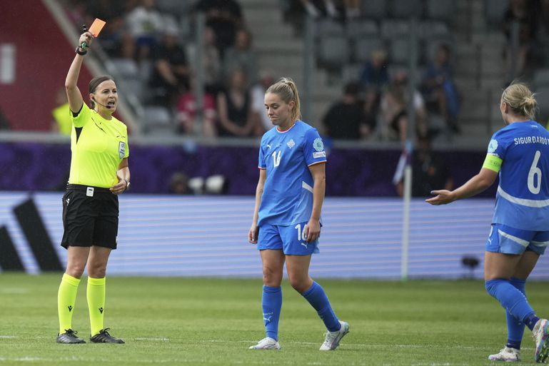Gastland begint EK vrouwenvoetbal met pijnlijke nederlaag, rode kaart in openingsduel