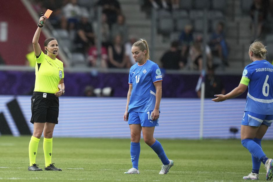 Gastland begint EK vrouwenvoetbal met pijnlijke nederlaag, rode kaart in openingsduel
