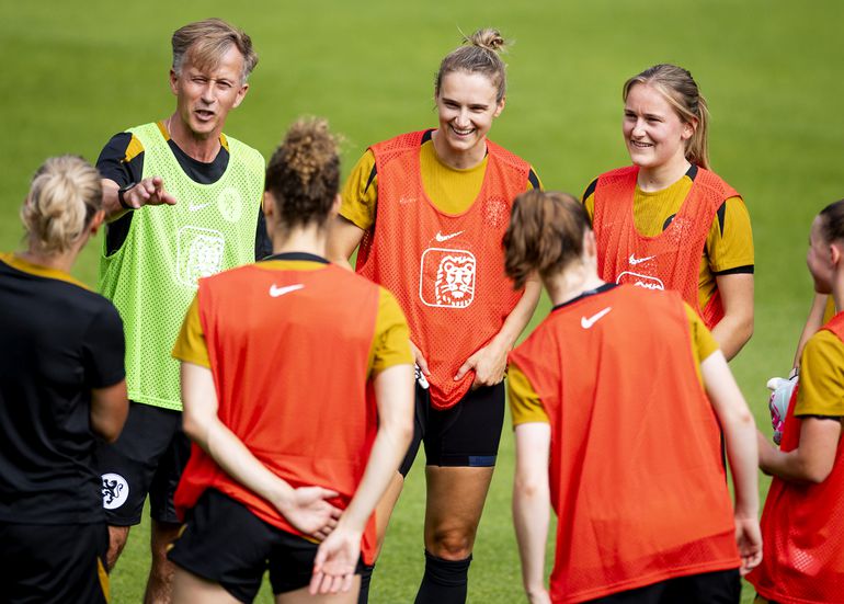 Oranje Leeuwin hoopt stiekem op opmerkelijk uitstapje tijdens EK: 'Bondscoach even lief aankijken'