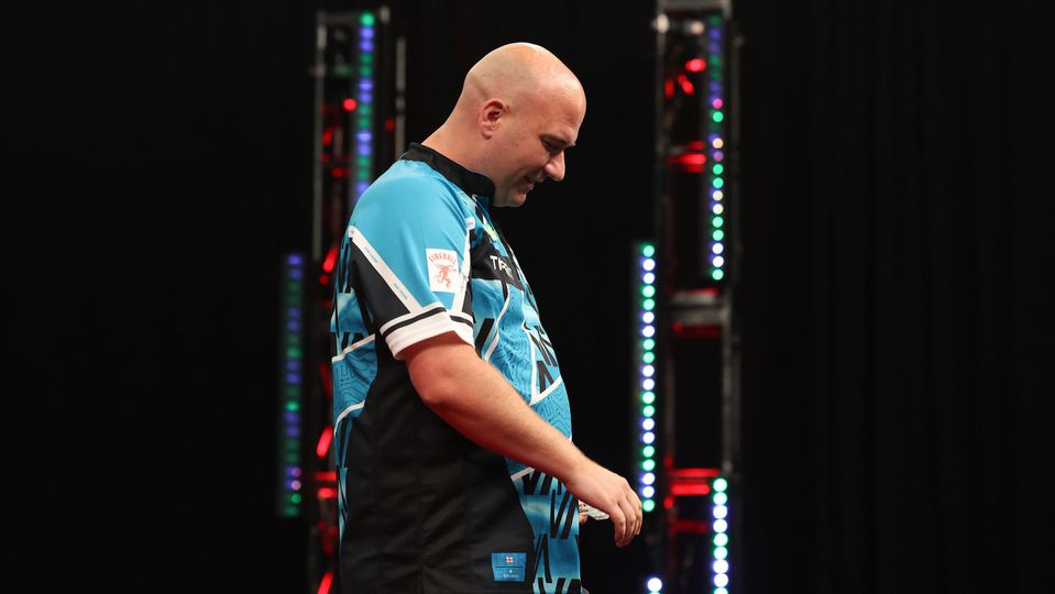 'Criminele' topdarter Rob Cross heeft duidelijk last van zijn veroordeling: 'Dat doet wel wat met je' image