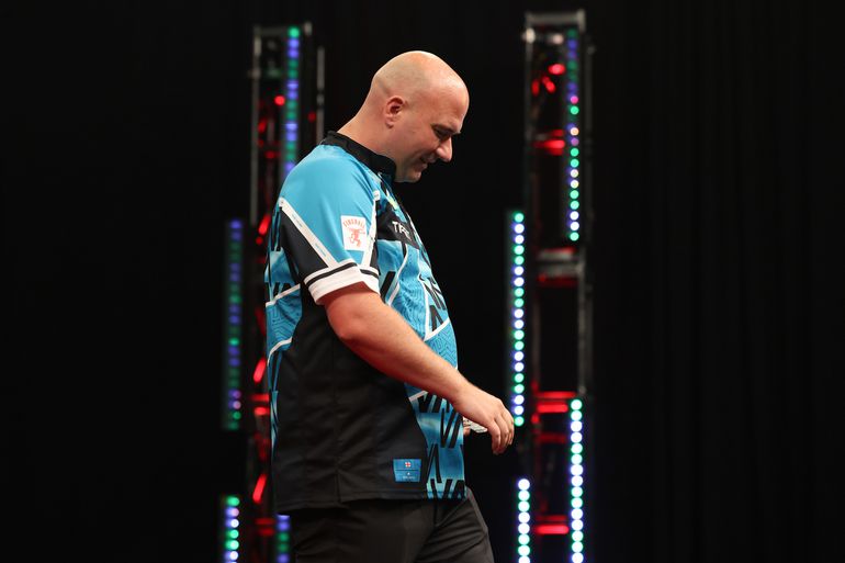 'Criminele' topdarter Rob Cross heeft duidelijk last van zijn veroordeling: 'Dat doet wel wat met je'