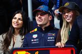 Max Verstappen met vriendin Kelly Piquet én bonusdochter aanwezig bij bijzonder familiemoment
