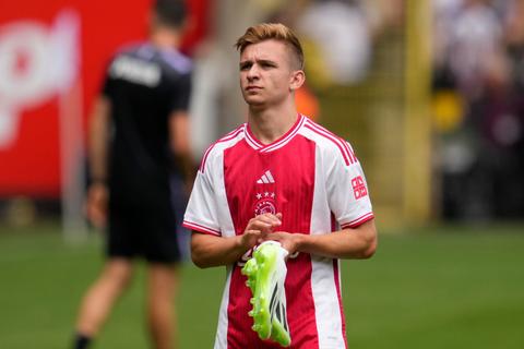 Beeldschone vriendin van ex-Ajacied (23) steelt de show met tweelingzus op WK voetbal: 'Het enige hoogtepunt'