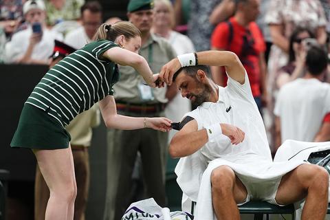 Novak Djokovic bezorgt ballenmeisje schrik van haar leven op Wimbledon: 'Geen erg goede grap'