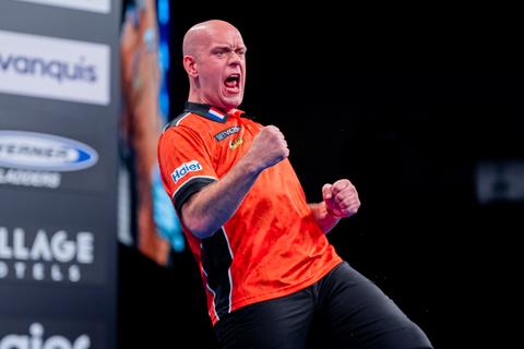 Topdarter Michael van Gerwen duikt op met bekende influencer op Ibiza