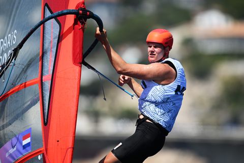 Dit moet windfoiler Luuc van Opzeeland doen om zaterdag een medaille te pakken op de Olympische Spelen
